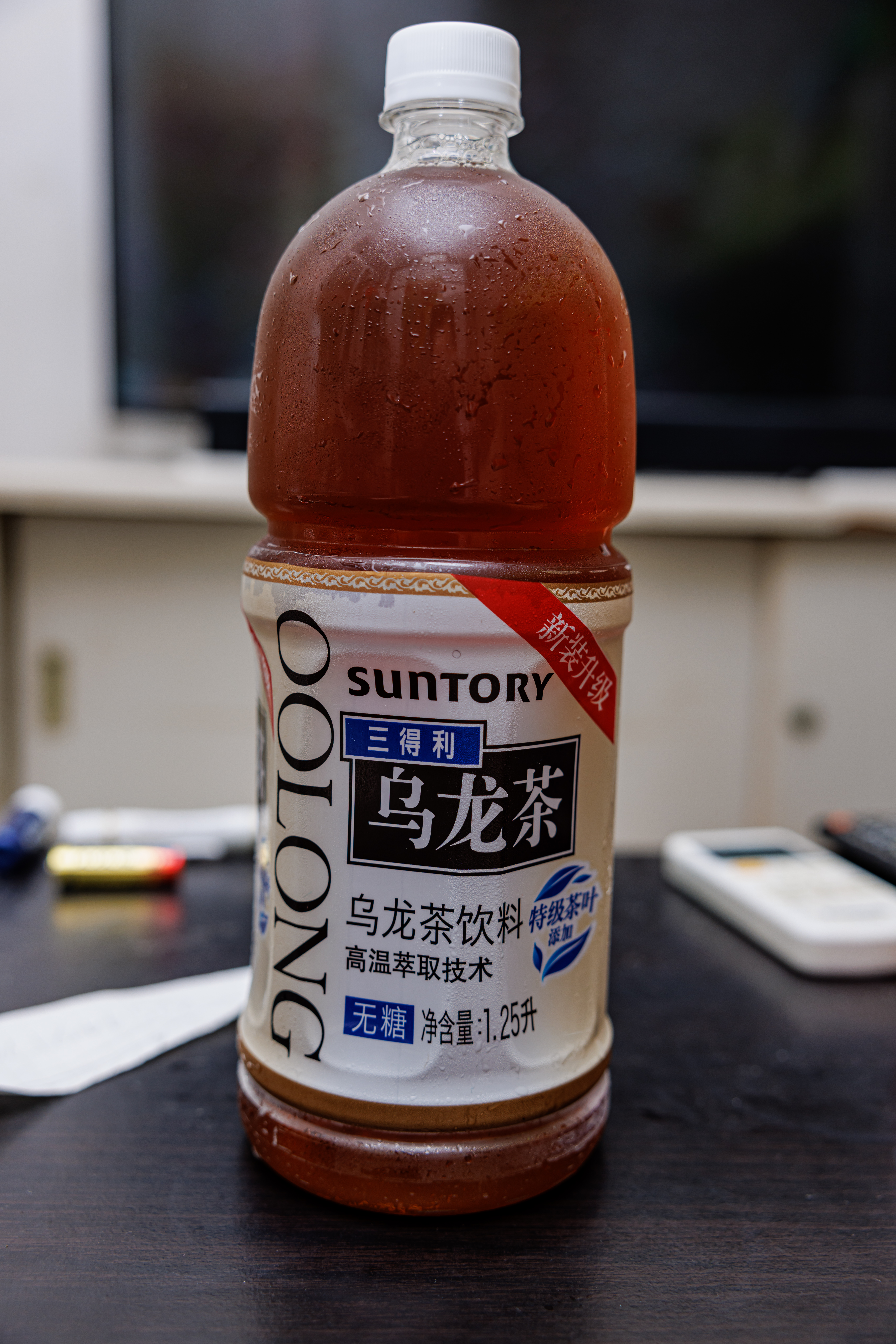 大瓶装乌龙茶产品，适合讨论无糖瓶装茶作为全天补水时的累计摄入问题