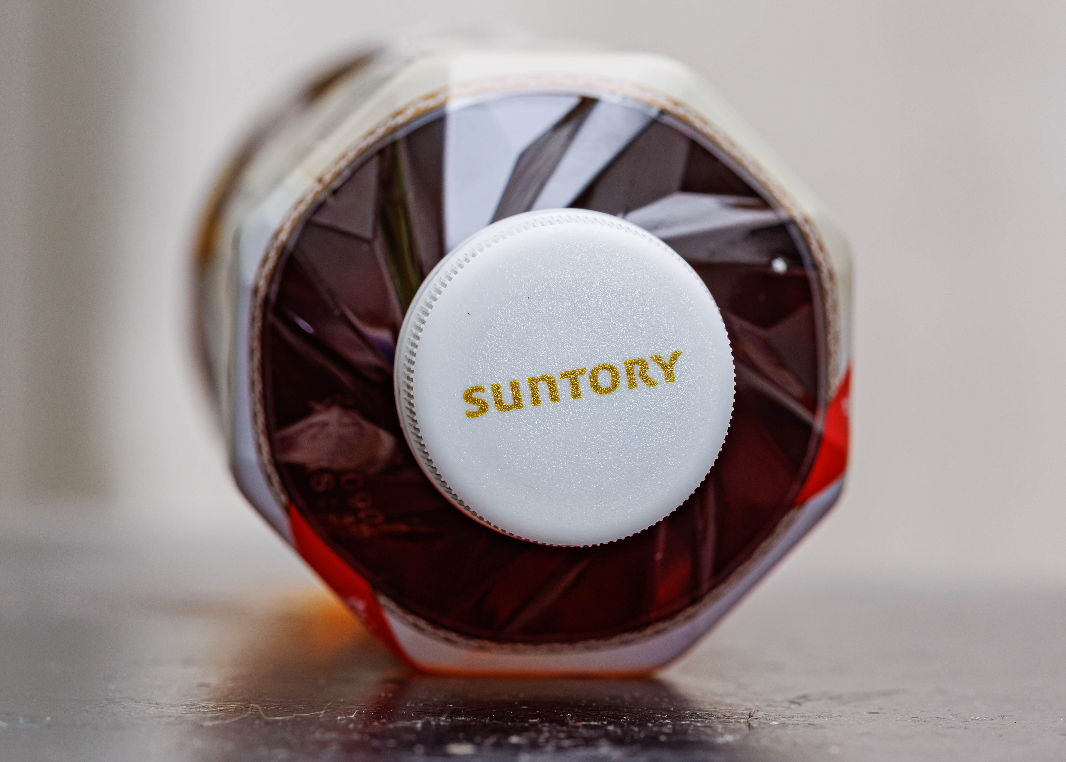 一瓶中国版三得利乌龙茶小瓶装，适合说明小规格瓶装茶在通勤与提神场景中的使用