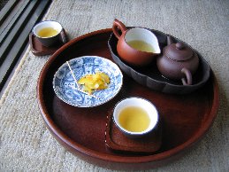 茶桌上的主泡器、煮水器与品茗杯共同构成完整茶席，强调煮水器在茶事中的位置