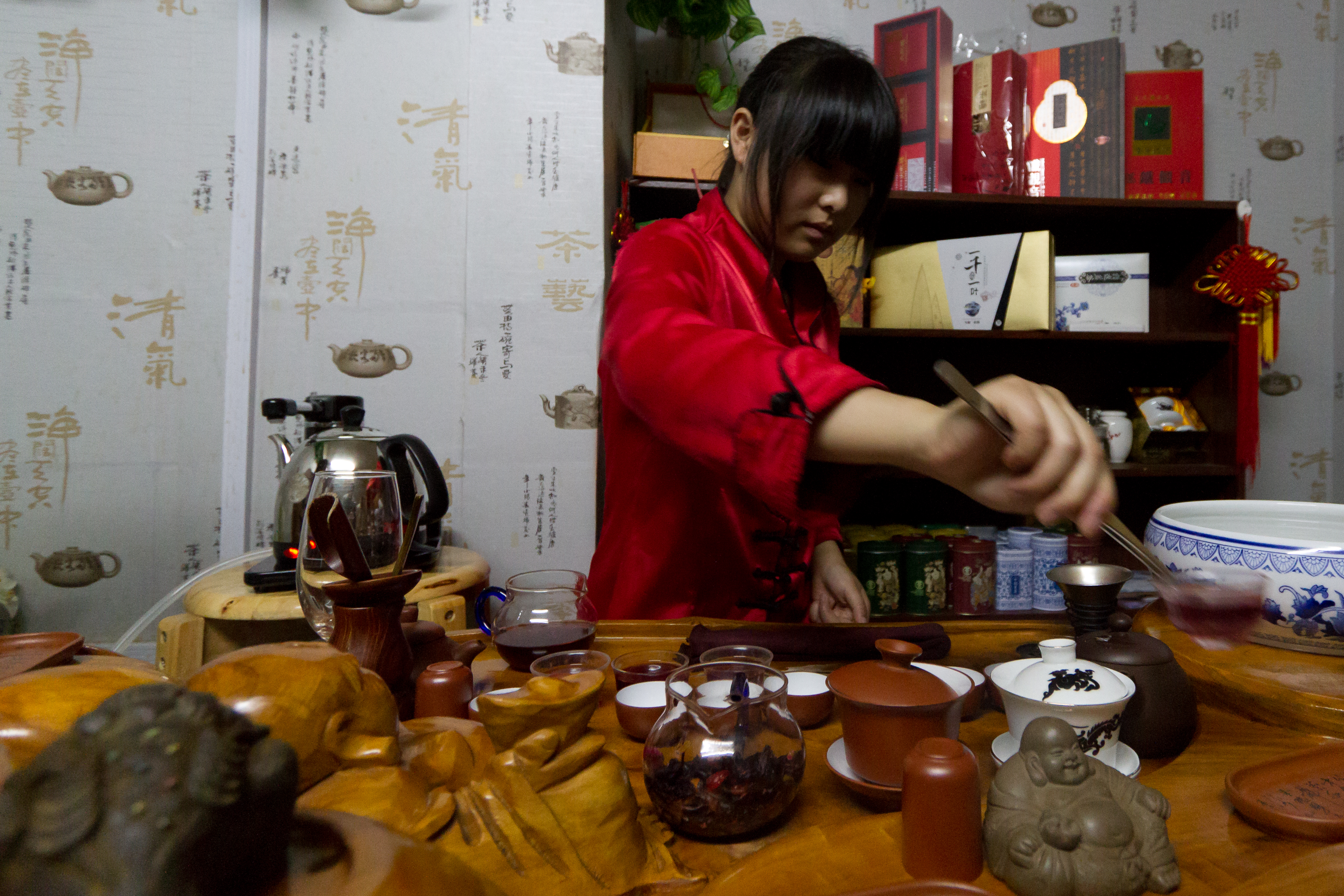 工夫茶场景中，茶壶坐落在壶承或茶船式承托器上，周围摆有品茗杯