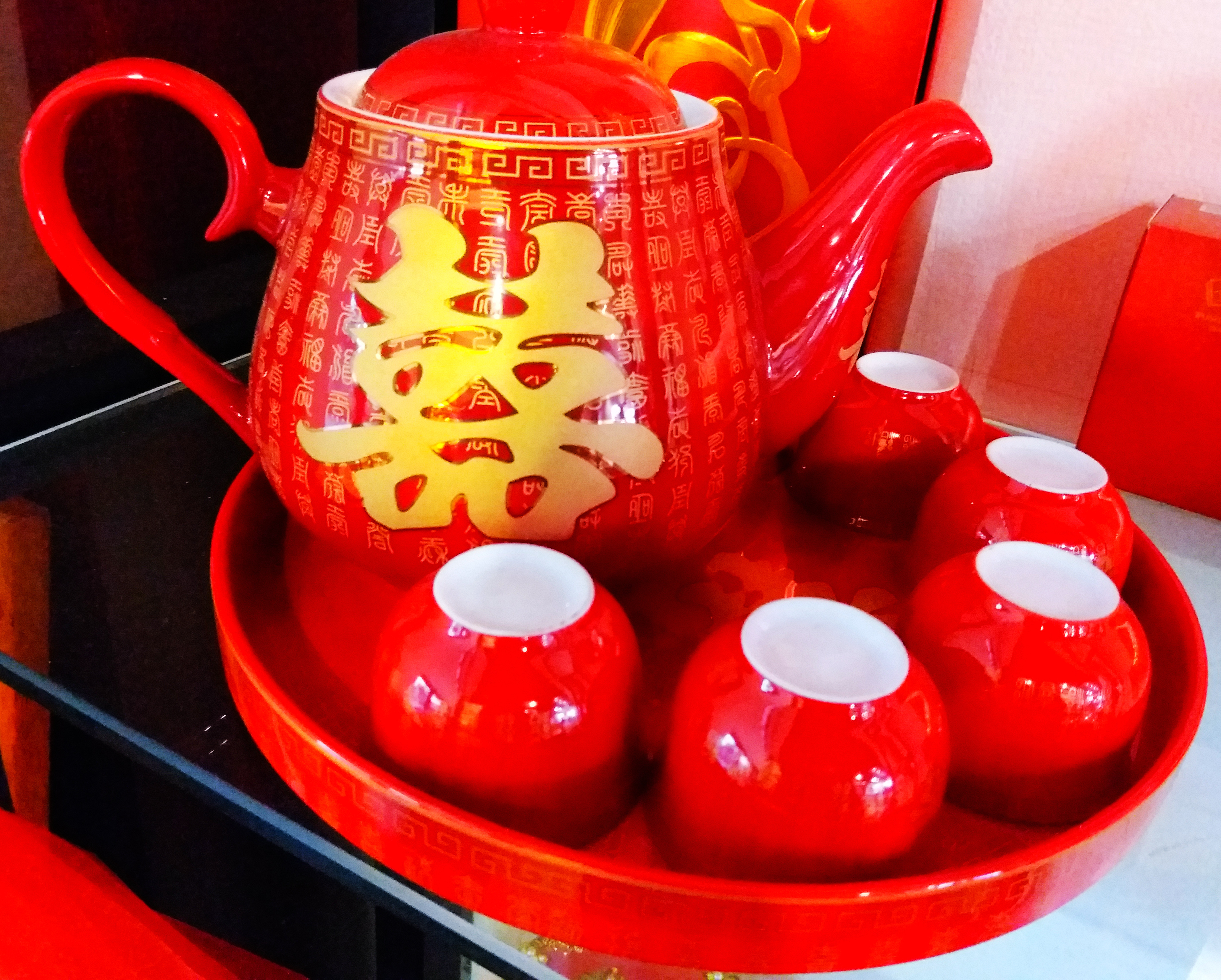 成组茶壶与茶杯摆放在托承器上，展示壶承或茶船式器物在多人茶席里的组织作用