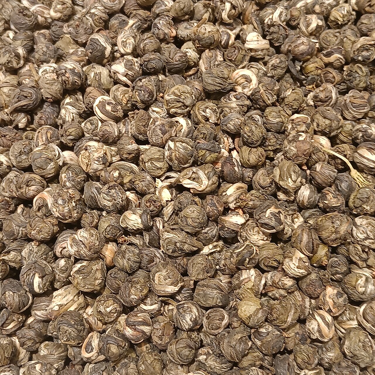 珠形茉莉花茶干茶，常见于更强调观感与冲泡展开效果的产品