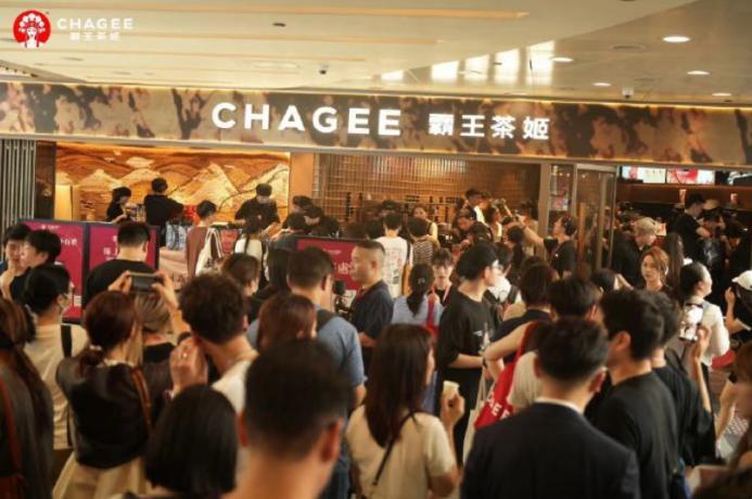 带有东方视觉风格的轻乳茶品牌宣传画面