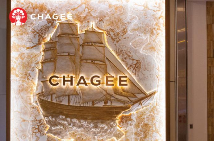 多杯轻乳茶成排摆放，呈现清透茶汤与轻盈奶感