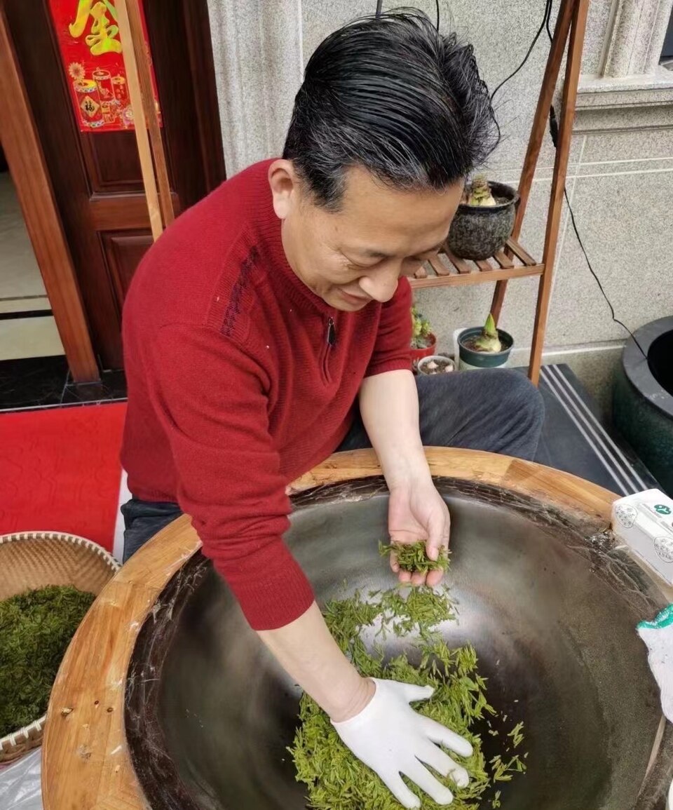 Tea maker pan-frying leaves