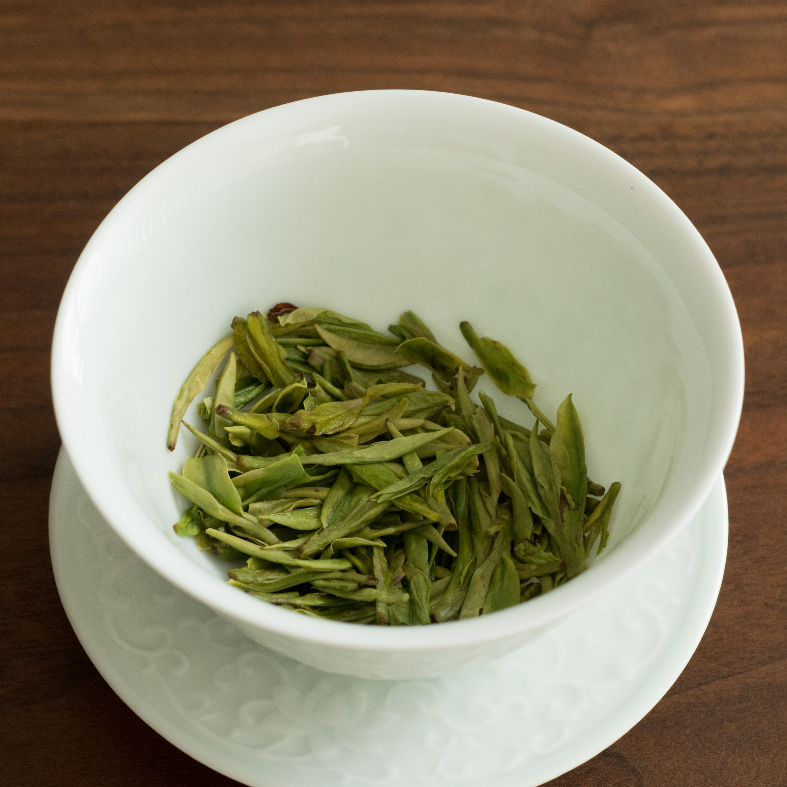 冲泡后的绿茶茶汤与日常饮用场景，用于表达绿茶与尿酸研究并未出现稳定保护结论