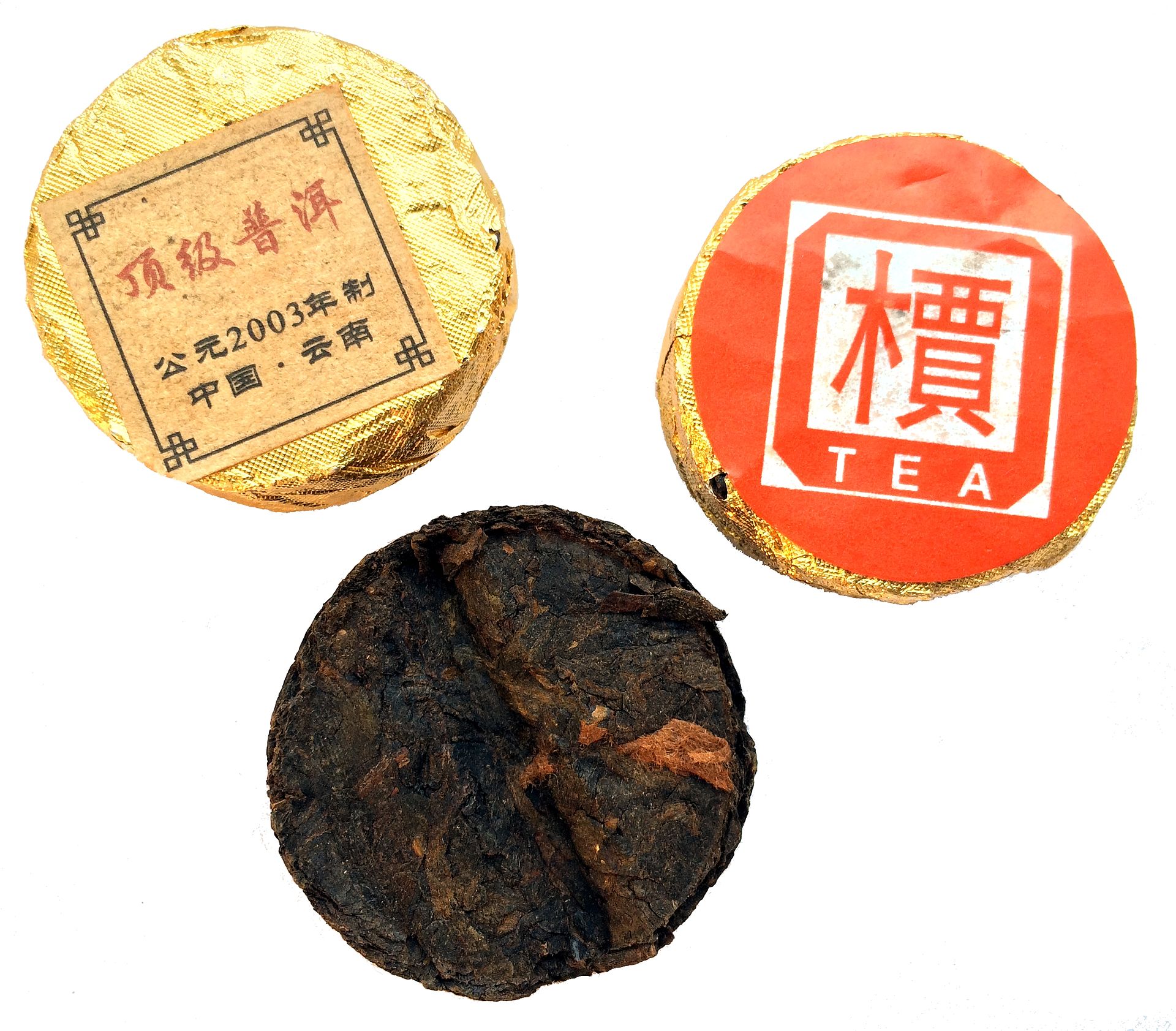 竹席上摆放的普洱茶饼与茶刀,体现紧压茶的形态特征