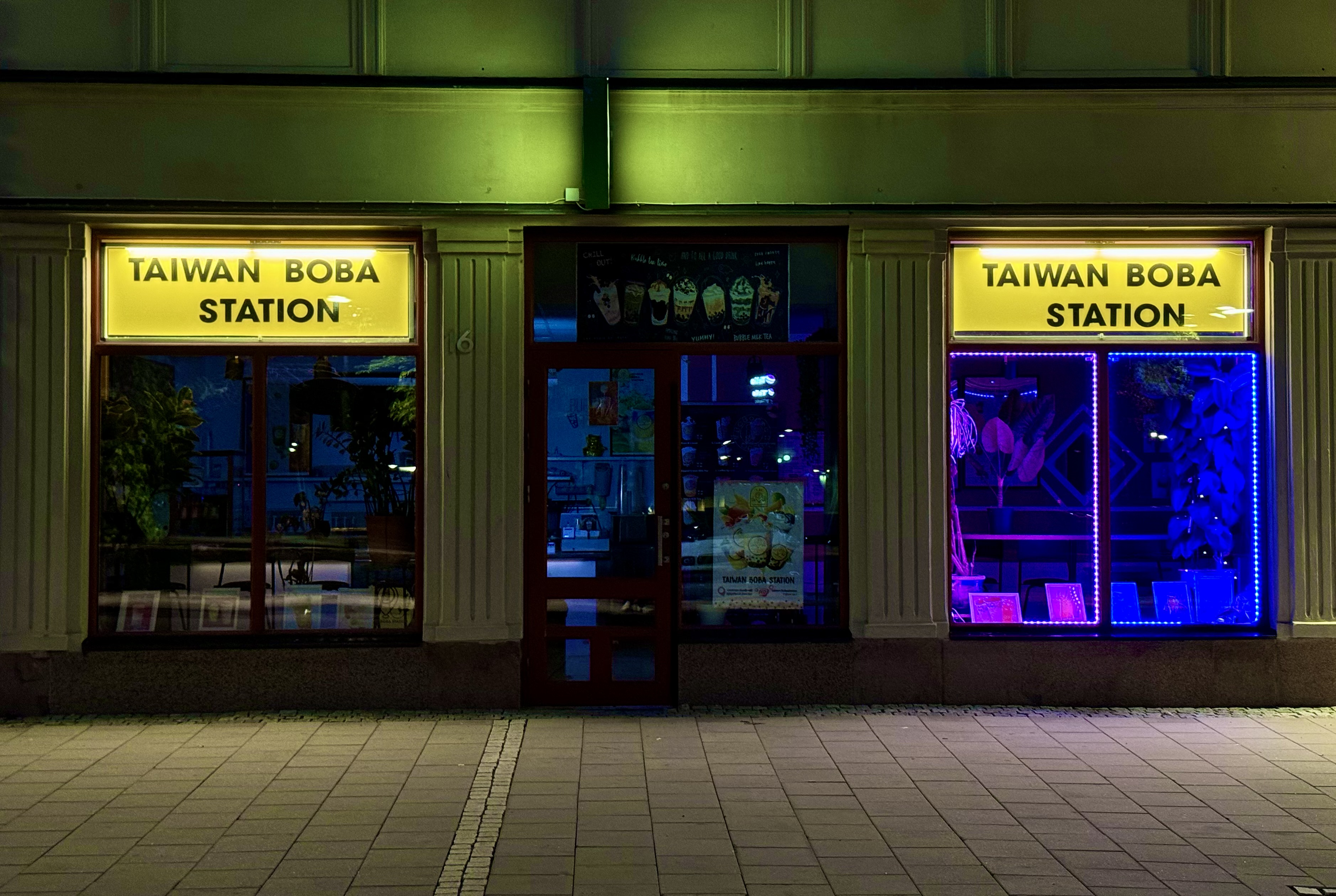 夜间营业的茶饮门店外立面