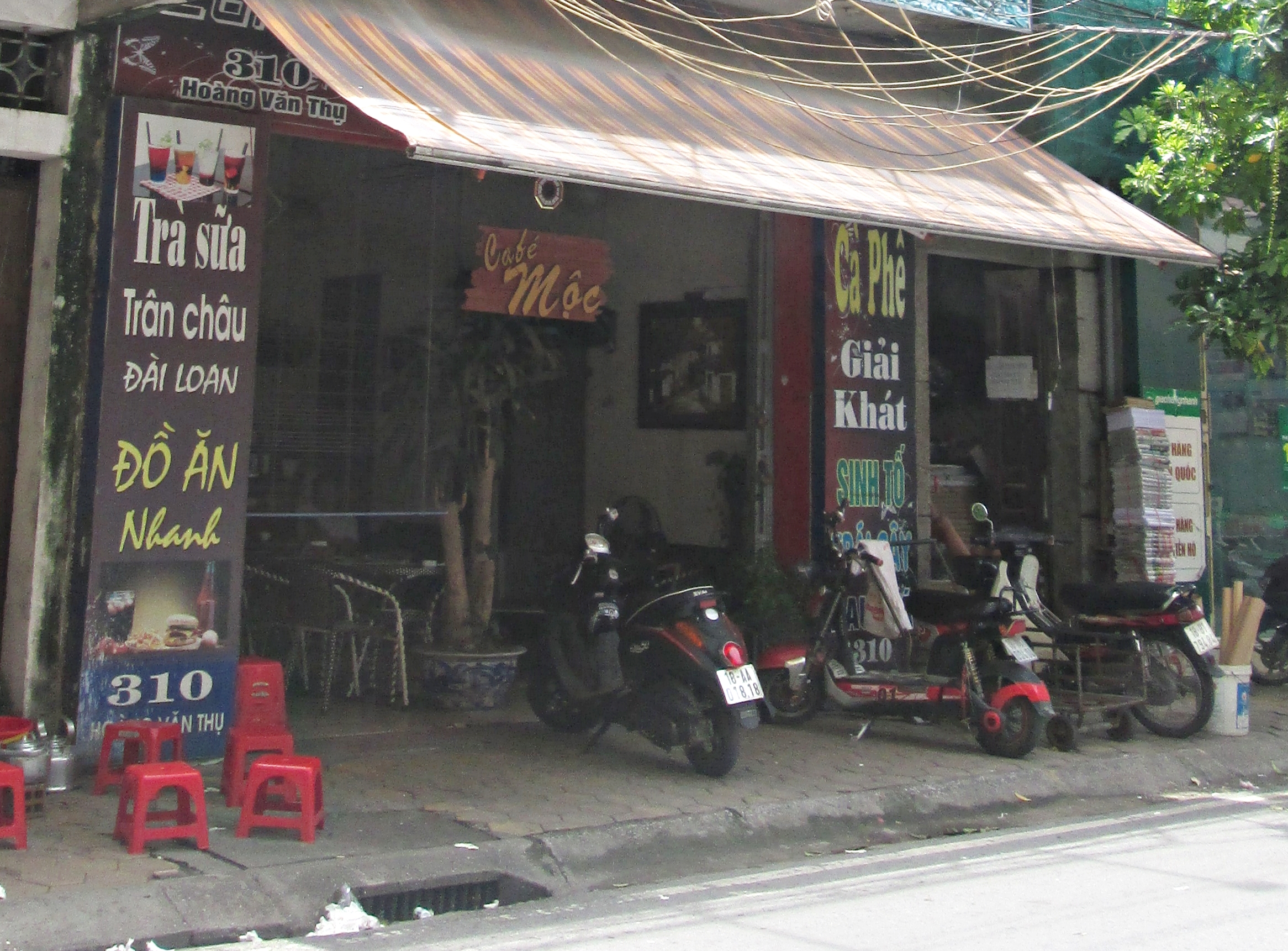 茶饮柜台与菜单展示，适合表现咸口奶茶在门店场景里如何被当作显眼的新话题产品推向消费者