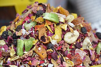 一杯带水果元素的现代冰茶，适合表现杨梅冰茶如何通过茶底而不是纯果汁建立结构