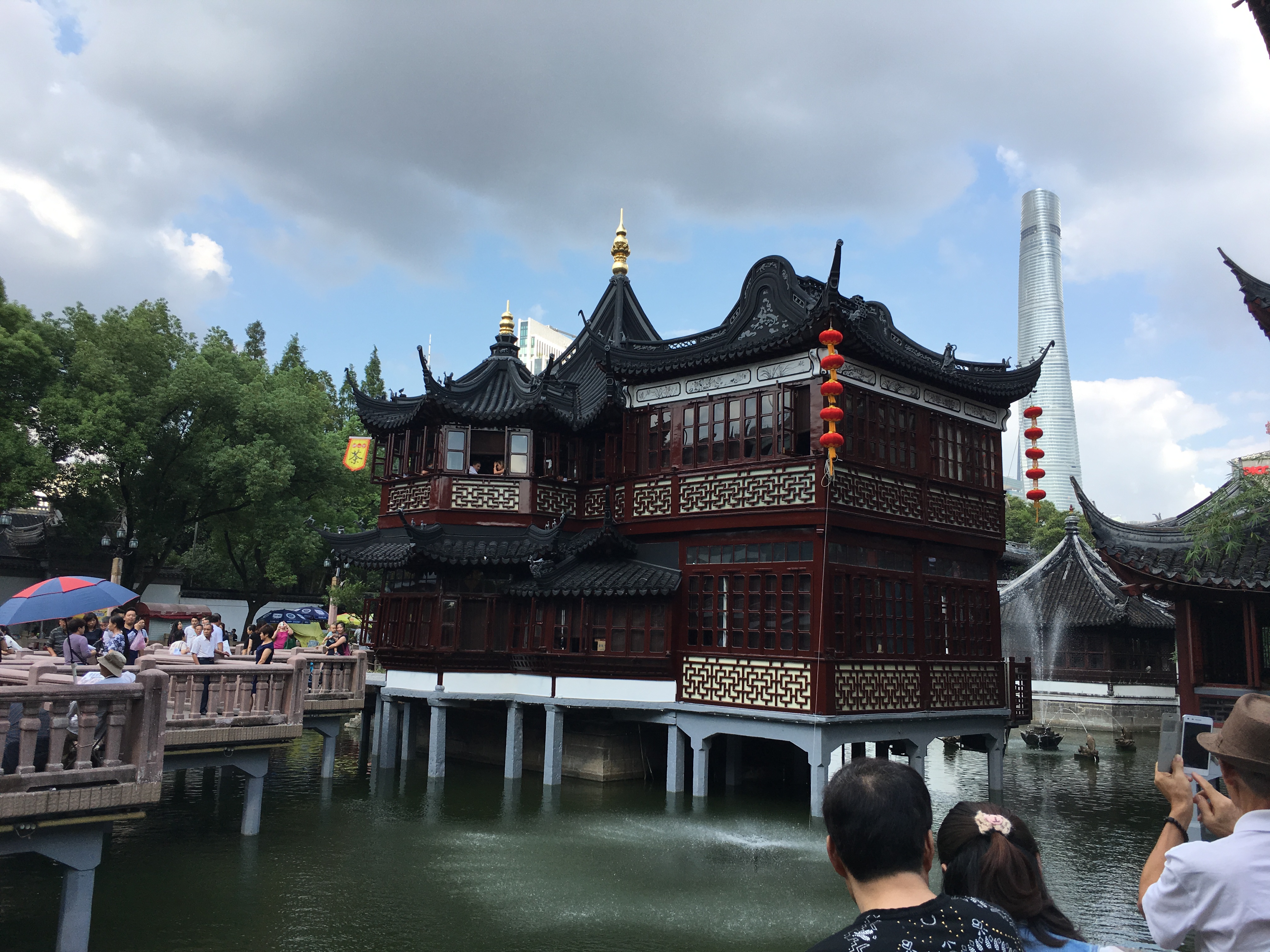 上海湖心亭茶馆临水而立，体现茶馆与城市景观和公共游览空间的关系